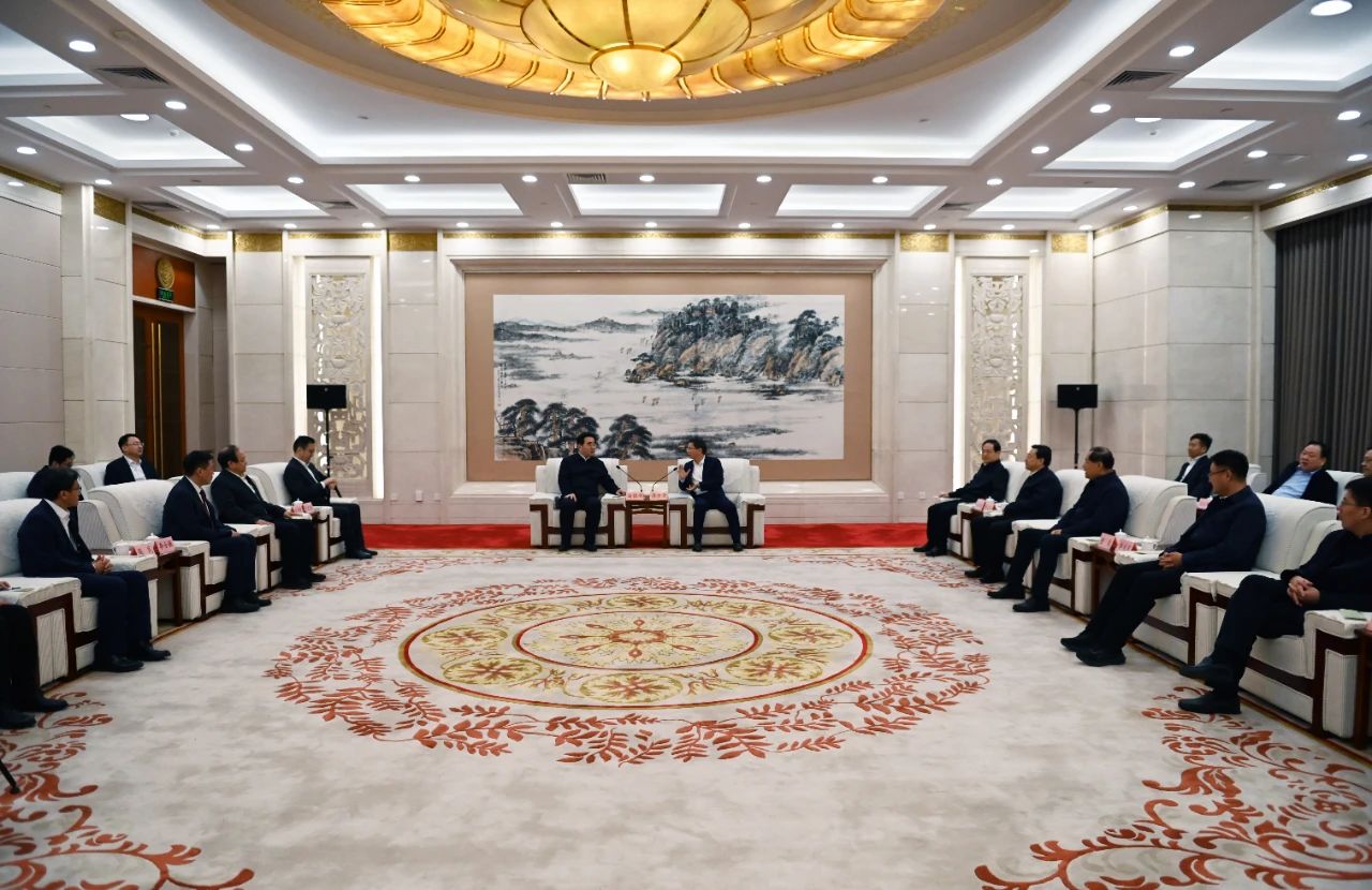 濟(jì)寧市委書記溫金榮，市委副書記、代市長張海波會(huì)見滿慎剛一行